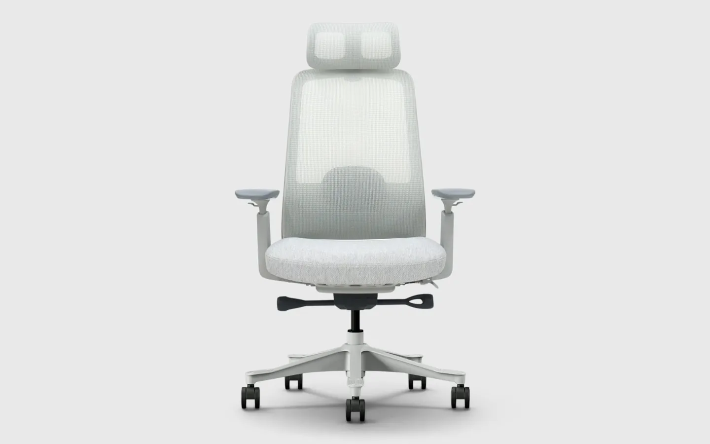 Ergonomische bureaustoel met lichtgrijze mesh rug, hoofdsteun en armleuningen