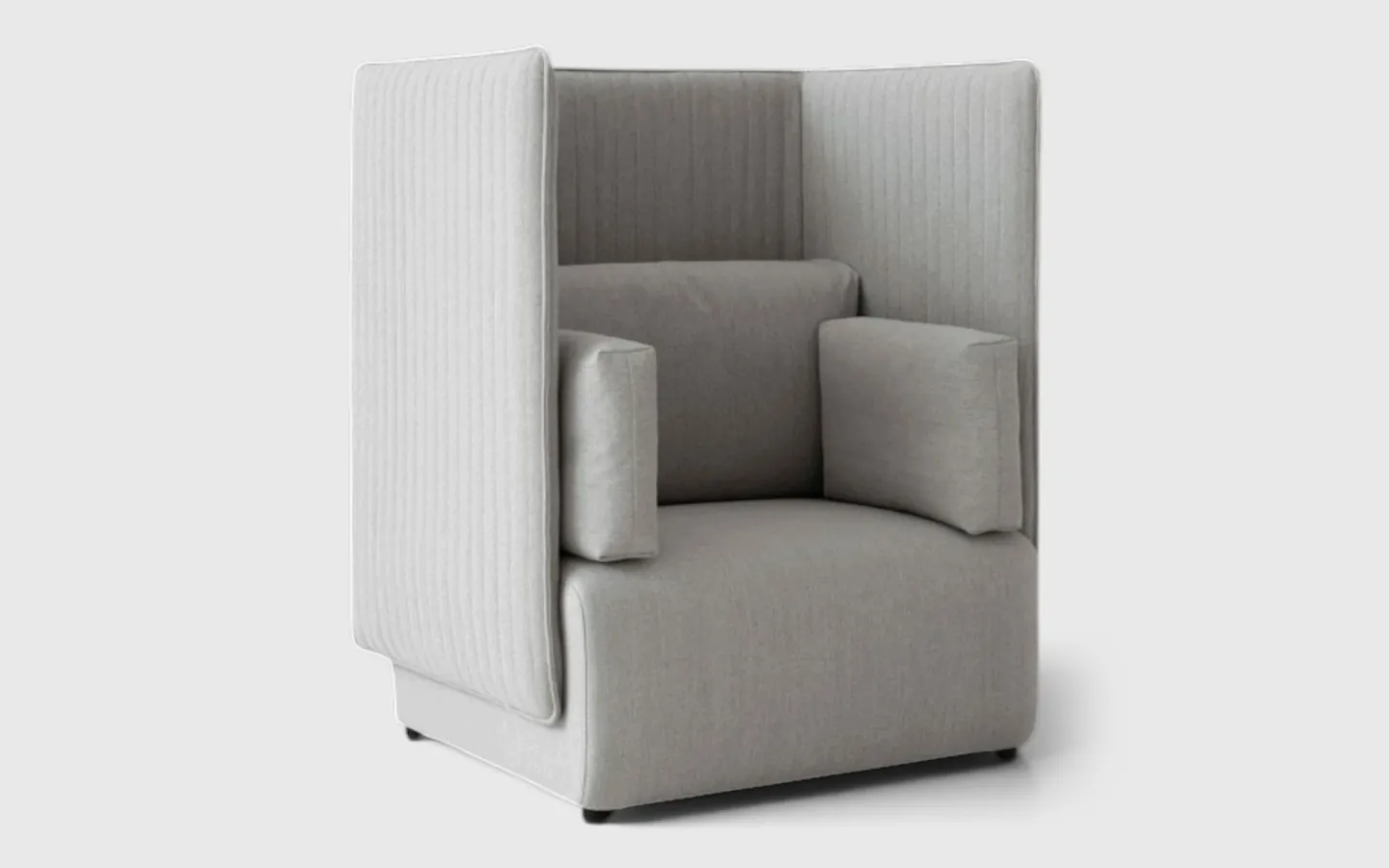 Lichtgrijze loungefauteuil met hoge rug- en zijwanden